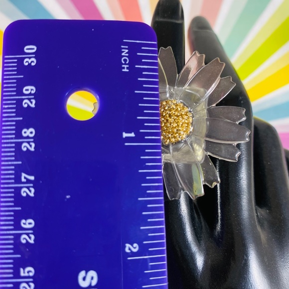 Huge clear gray & gold acrylic Pop Art Daisy festival ring size 7 - Picture 4 of 5